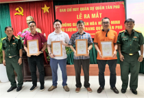 Lãnh đạo Ban CHQS quận Tân Phú trao thư cảm ơn các doanh nghiệp trong đó có Hoàng Thịnh adv đã hỗ trợ xây dựng Không gian văn hóa Hồ Chí Minh.