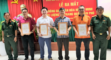 Lãnh đạo Ban CHQS quận Tân Phú trao thư cảm ơn các doanh nghiệp trong đó có Hoàng Thịnh adv đã hỗ trợ xây dựng Không gian văn hóa Hồ Chí Minh.